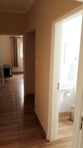 a room with a hallway with a door to a room at Hotel Cidade Aventura in Socorro