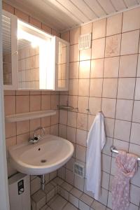 ein Bad mit einem Waschbecken und einem Spiegel in der Unterkunft Eva in Westerland