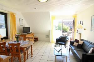 ein Wohnzimmer mit einem Tisch und einem Sofa in der Unterkunft Eva in Westerland