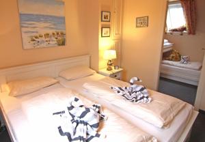 a bedroom with two beds with towels on them at Moby Dick im Haus Käpt'n Andresen in Westerland