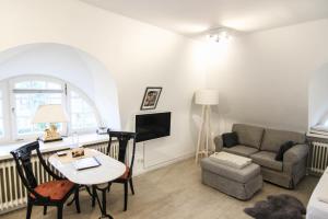 a living room with a couch and a table at Tina im Friesenhaus Sieben-Linden in Archsum