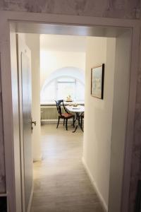a hallway with a table and a dining room at Tina im Friesenhaus Sieben-Linden in Archsum