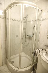 a shower with a glass door in a bathroom at Tina im Friesenhaus Sieben-Linden in Archsum