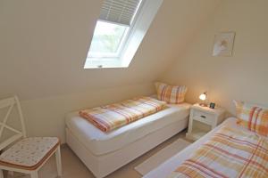 ein kleines Zimmer mit einem Sofa und einem Fenster in der Unterkunft Sünje in Westerland