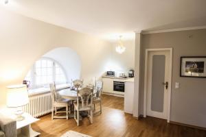 a kitchen and dining room with a table and chairs at Erna im Friesenhaus Sieben-Linden in Archsum