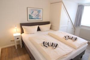 Un dormitorio con una cama con dos toallas encima. en Christine - Munkmarsch, en Munkmarsch