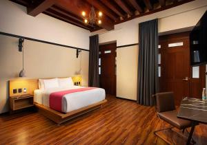 - une chambre avec un lit, un bureau et une chaise dans l'établissement Hotel MX centro, à Mexico