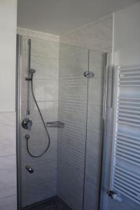 bagno con doccia e porta in vetro di Kavelweg 13 Kavella a Zingst