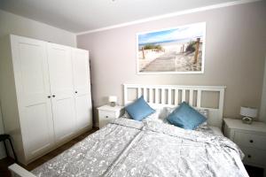 - une chambre avec un lit et une photo de la plage dans l'établissement _Kiek mal_Kiek_, à Zingst