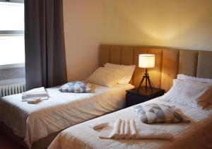 two beds sitting next to each other in a bedroom at Batalhoz House in Cartaxo