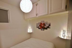 een kamer met een bed en een witte kast bij Cap plein sud en ubaye in Barcelonnette