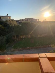 una vista sul tramonto dal balcone di una casa di Casa accogliente a Calasetta