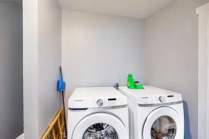 una lavanderia con lavatrice e asciugatrice di Cypress Escape a Steamboat Springs