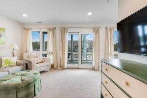 Μια τηλεόραση ή/και κέντρο ψυχαγωγίας στο Villas at Beach Cove - 29086 Beach Cove Unit D2
