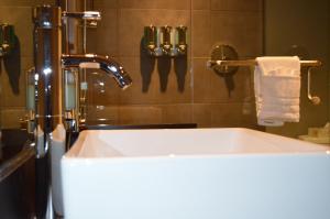 Un baño de Hôtel Baker 15 fotos más