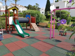 Legeområdet for børn på Marbella Holiday & Golf Garden Apartment