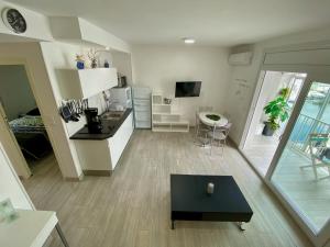 sala de estar con cocina y mesa. en Superbe Appartement , tout confort, 40 m2 + 10 m2 terrasse, en Empuriabrava