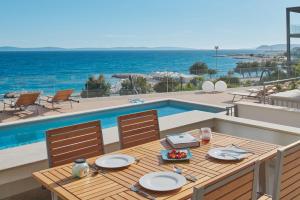einen Tisch mit Tellern aus Essen auf einem Haus in der Unterkunft Eol Apartments Split in Split