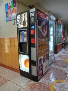 una máquina expendedora de bebidas sentada en una tienda en Hotel Panamericano, en Lima