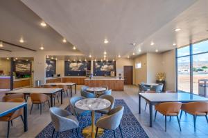 Posezení v ubytování Scenic View Inn & Suites Moab + 37 fotografií