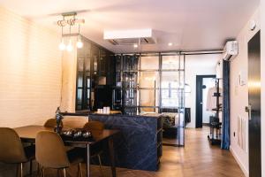 jadalnia ze stołem i krzesłami w obiekcie EL RINCON DE HUETE w mieście Almería