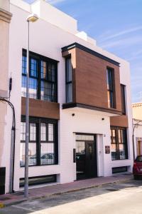 budynek na rogu ulicy w obiekcie EL RINCON DE HUETE w mieście Almería
