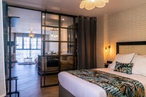 pokój hotelowy z łóżkiem i łazienką w obiekcie EL RINCON DE HUETE w mieście Almería