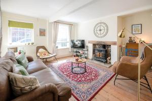 sala de estar con sofá y chimenea en Abigail's Cottage Air Manage Suffolk en Woodbridge