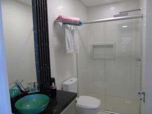 a bathroom with a shower and a sink and a toilet at AP novo, bairro nobre, ótima localização, Vale dos Vinhedos, Fenavinho in Bento Gonçalves +22 photos