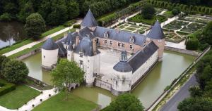 an aerial view of a castle in the water at CALODURUM in Chilleurs-aux-Bois