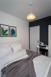 Ένα ή περισσότερα κρεβάτια σε δωμάτιο στο Plexanov Apartments