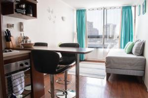 cocina con mesa y sillas en una habitación en Sweet Stay Chile, en Santiago