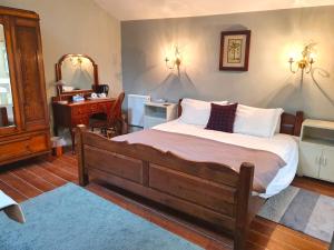 Giường trong phòng chung tại Holmwood House Guest Accommodation
