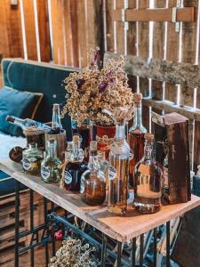 ein Tisch mit Flaschen Alkohol und Blumen darauf in der Unterkunft Pousada Sitio Raizes in Siderópolis