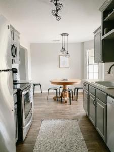 une cuisine avec une table et une salle à manger dans l'établissement The Pearl: A Fully Updated 3 Bedroom Home Near ACU, à Abilene