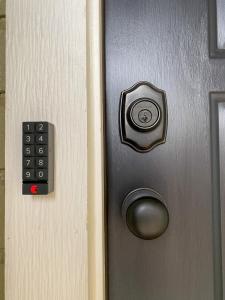 una porta con serratura e telecomando di The Pearl: A Fully Updated 3 Bedroom Home Near ACU ad Abilene