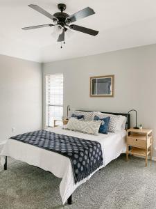 Rúm í herbergi á The Pearl: A Fully Updated 3 Bedroom Home Near ACU