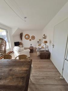 una sala de estar con una mesa y un sofá en Saltwater Happy, en Büsum