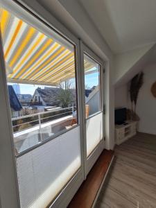 una habitación con una ventana grande con vistas en Saltwater Happy, en Büsum