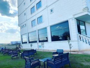 een groep banken voor een gebouw bij Kılıç apart otel in Dargeçit