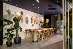 Suiten-Aparthotel AENEA餐厅或其他用餐的地方