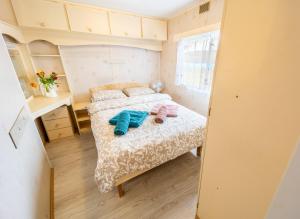 una piccola camera da letto con un letto e una scrivania di Mobilheim Stella - Výrovická přehrada a Výrovice
