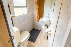 un piccolo bagno con un water e un lavandino di Mobilheim Stella - Výrovická přehrada a Výrovice