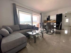 sala de estar con sofá y mesa en Villa Olga - Uniqe house with private beach, en Ankaran