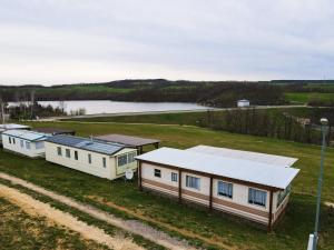 un gruppo di case mobili in un campo vicino a un corpo idrico di Mobilheim Stella - Výrovická přehrada a Výrovice