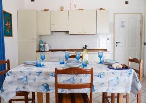 uma mesa de jantar com uma toalha de mesa azul e branca em Sea view houses, Praia de Chaves, Boa Vista, Cape Verde, FREE WI-FI em Cabeçadas