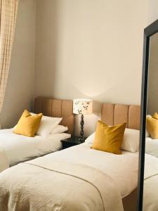 מיטה או מיטות בחדר ב-Endeavour Guest House