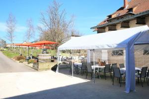 uma mesa e cadeiras sob uma tenda branca em Weinhaus Hehner-Kiltz em Waldböckelheim