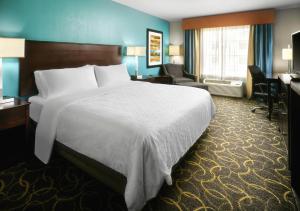 Cama o camas de una habitación en Holiday Inn Express Hotel and Suites DFW-Grapevine, an IHG Hotel