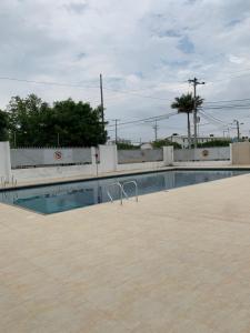 an empty swimming pool in the middle of a yard at Hostal Lucy in Valledupar